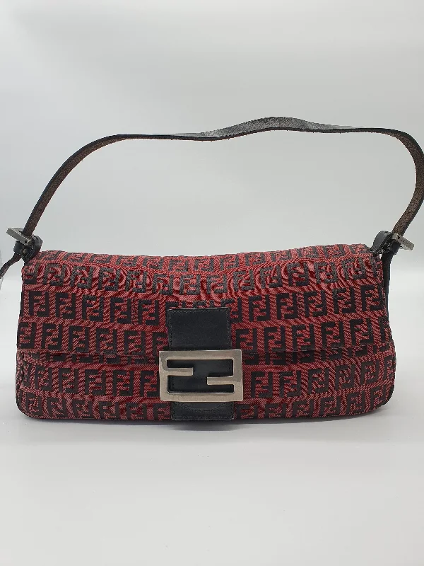 Ladies Fendi Peekaboo bags with a back - pocket organizer for better organizationFendi baguette shoulder bag