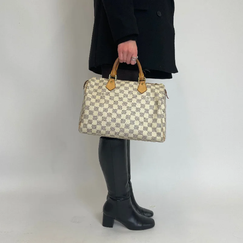 Louis Vuitton handbags with a beaded trim for a touch of glamourLouis Vuitton Damier Azur Speedy 30 DU1068