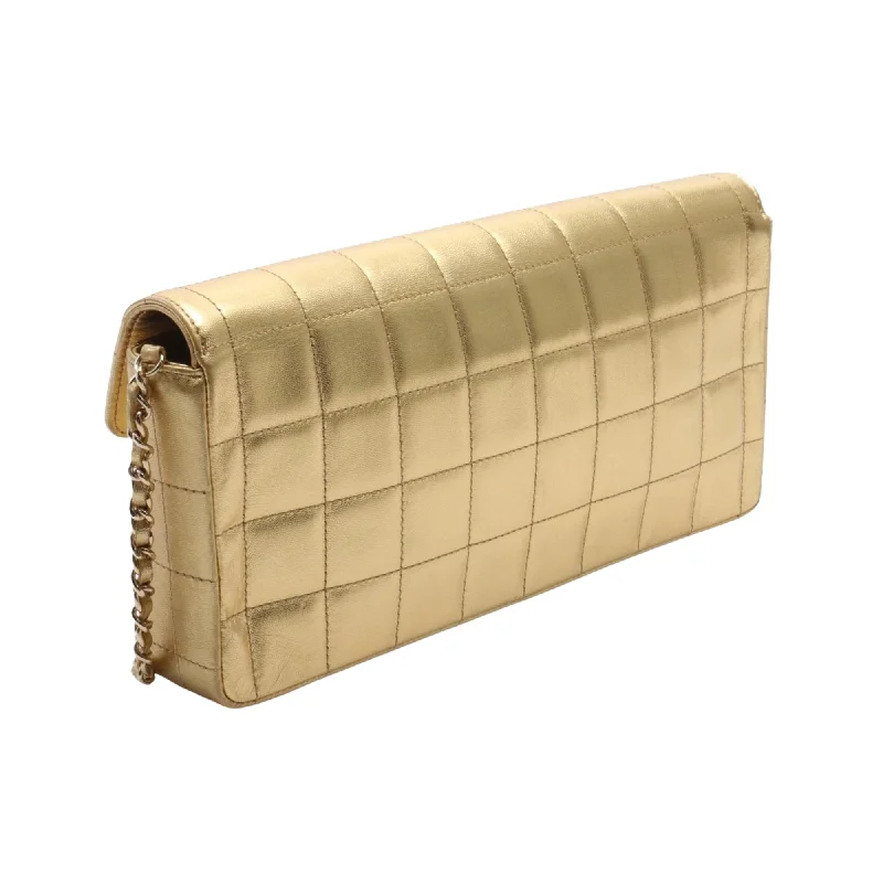 Chanel bags as wedding day accessoriesCHANEL Chocolate bar Shoulder Bag