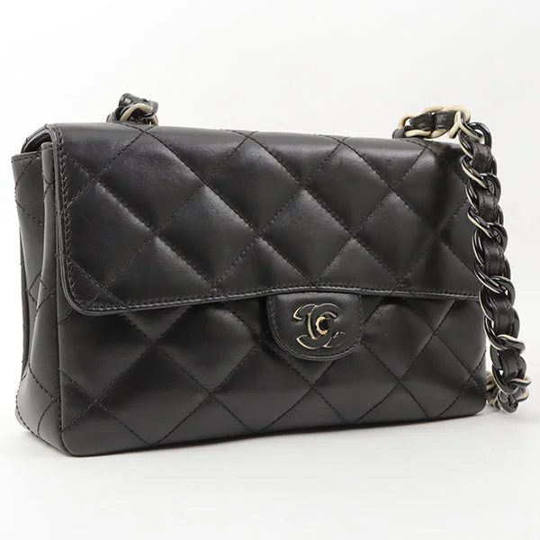 Chanel bags for women who appreciate fine craftsmanshipChanel Around 2000 Made Turn-Lock Plate Plastic Chain Bag Black