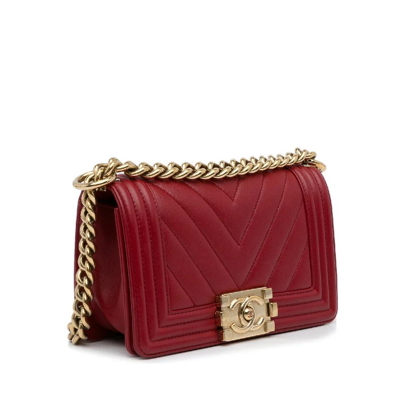 Chanel bags for the minimalist fashionChanel Boy Flap Medium Red Chevron Lambskin Gold